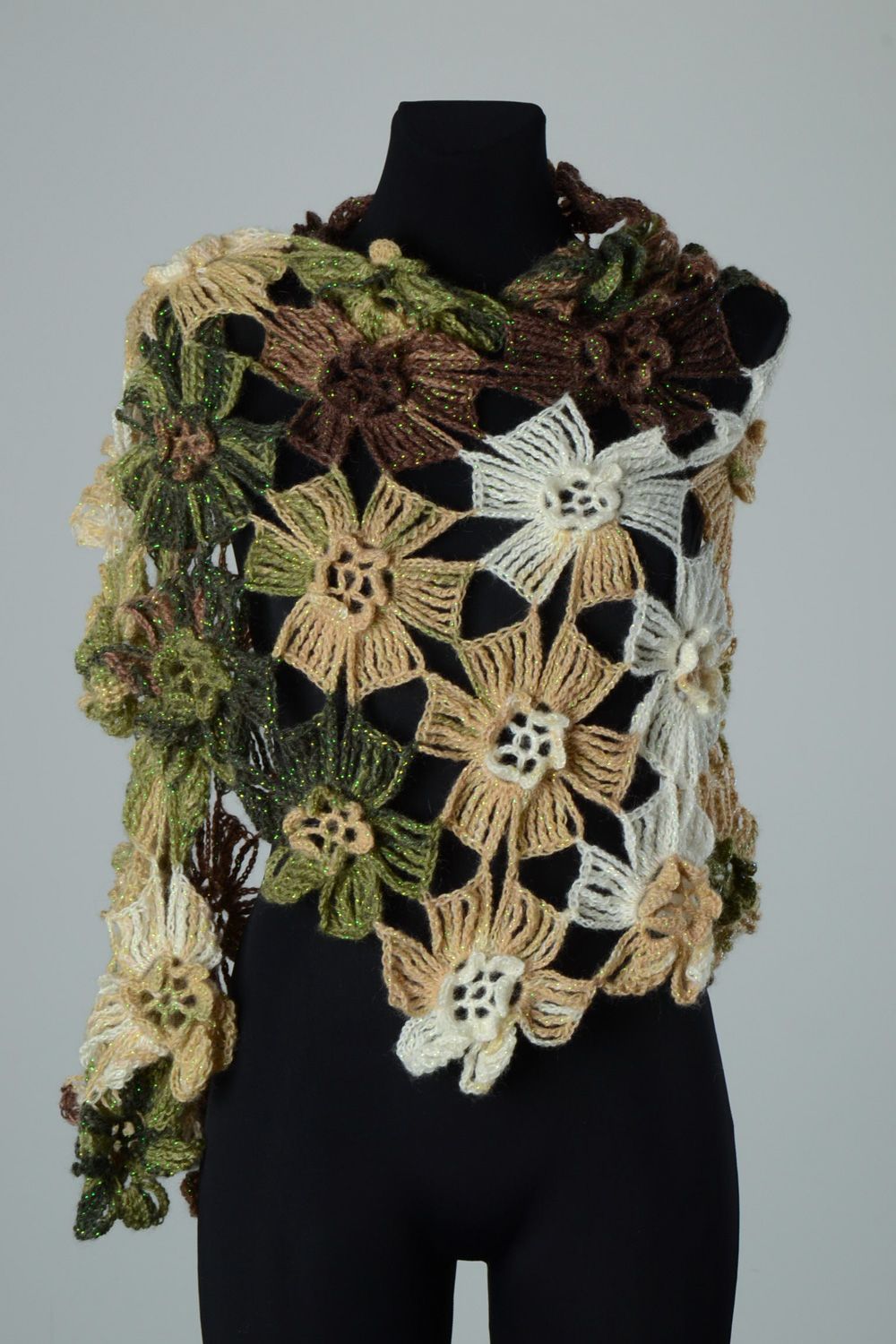 Châle tricoté fait main original au crochet grand au motif intéressant photo 1