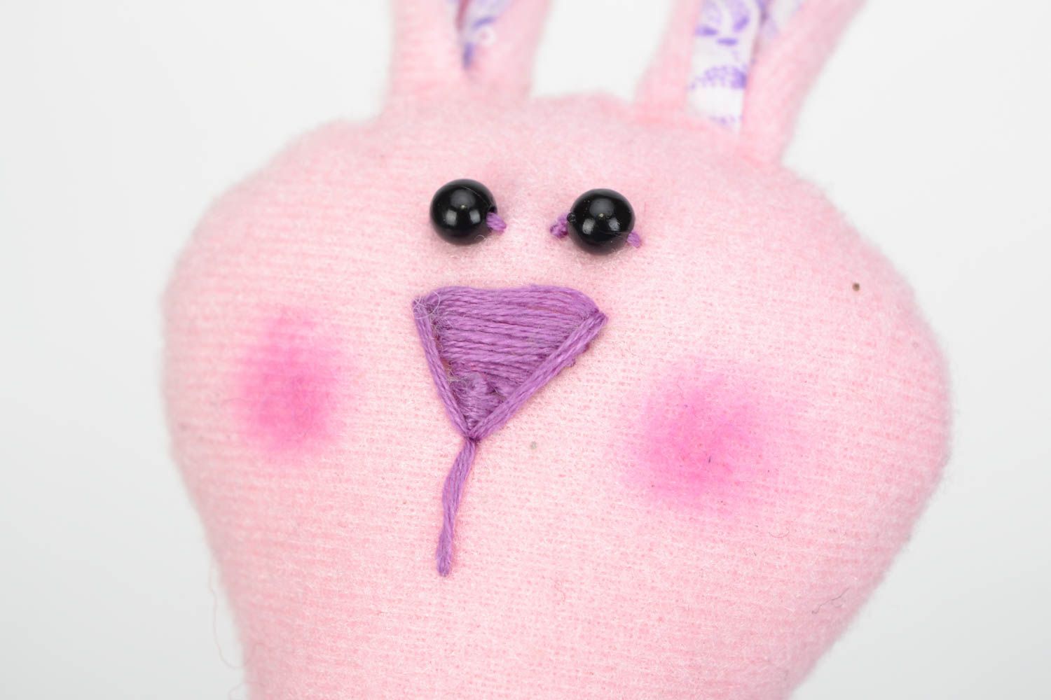 Jouet mou lièvre rose en tissus avec gâteau de Pâques fait main décoratif photo 4