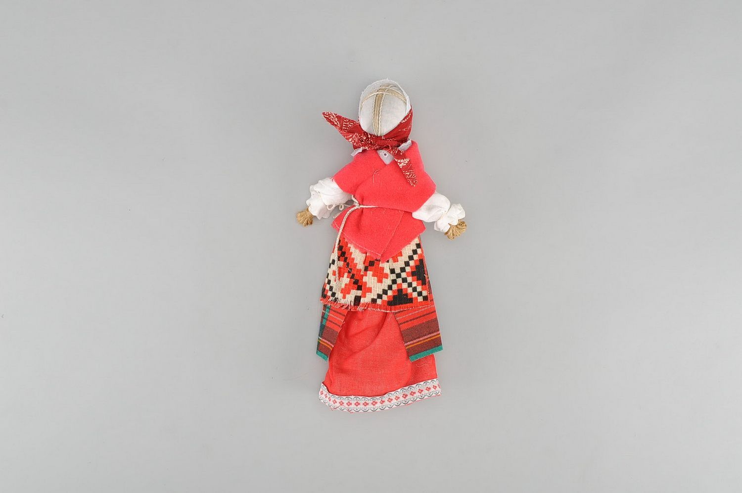 Bambola etnica di stoffa fatta a mano amuleto talismano giocattolo slavo bello foto 3
