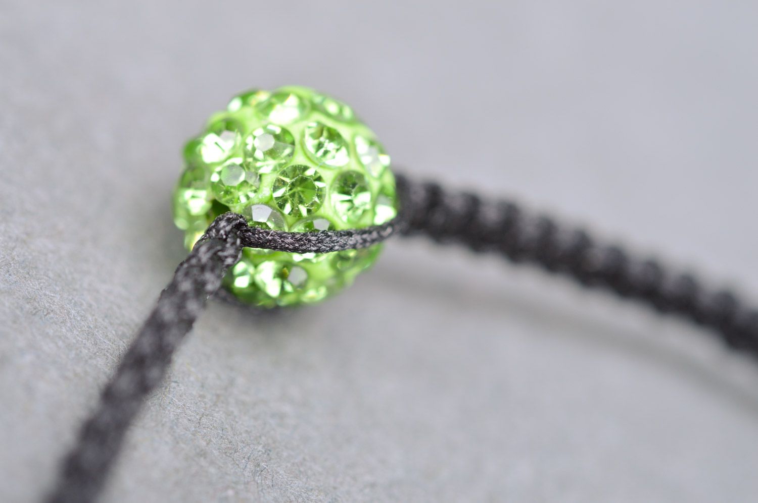 Bracelet tressé noir avec perle fantaisie verte fait main cadeau pour femme  photo 4