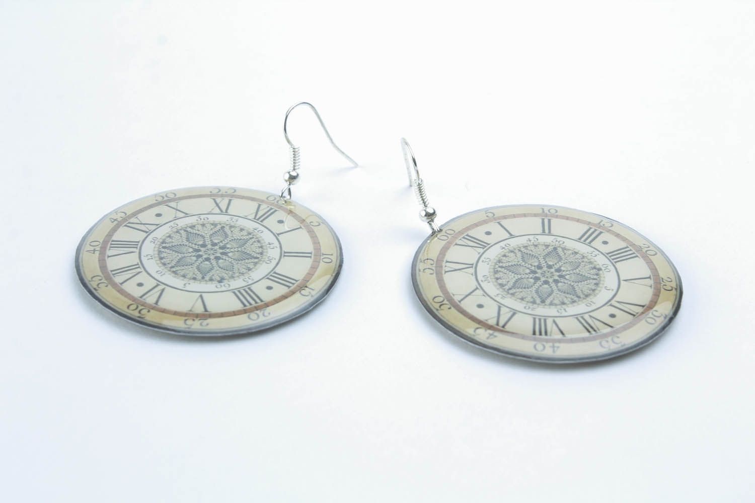 Round earrings made ​​of epoxy resin photo 3