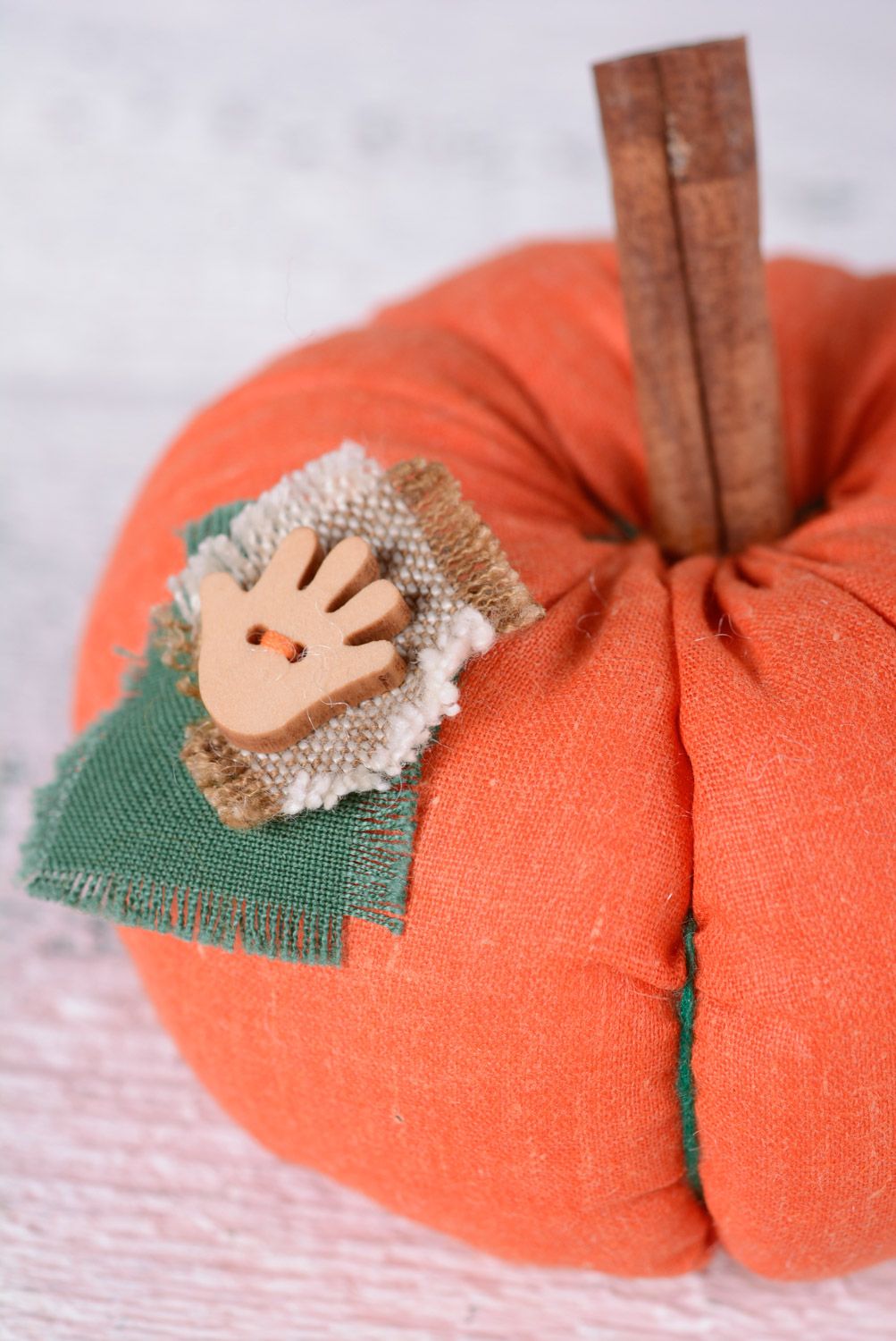 Оранжевая авторская игрушка в виде тыквы для декора из ткани ручной работы фото 4
