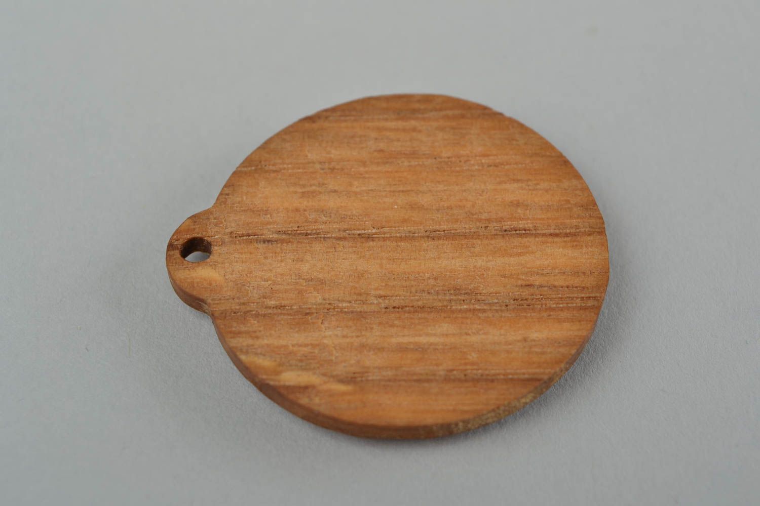 Slawischer runder künstlerischer Amulett Anhänger aus Holz handmade Kolowrat foto 5