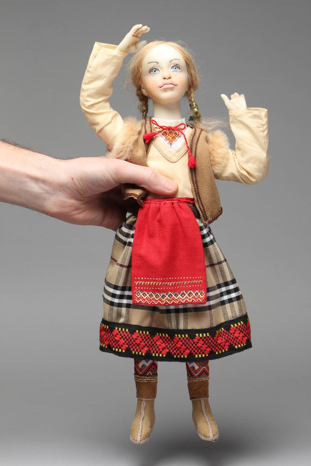 Muñeca artesanal de autor en traje étnico foto 5
