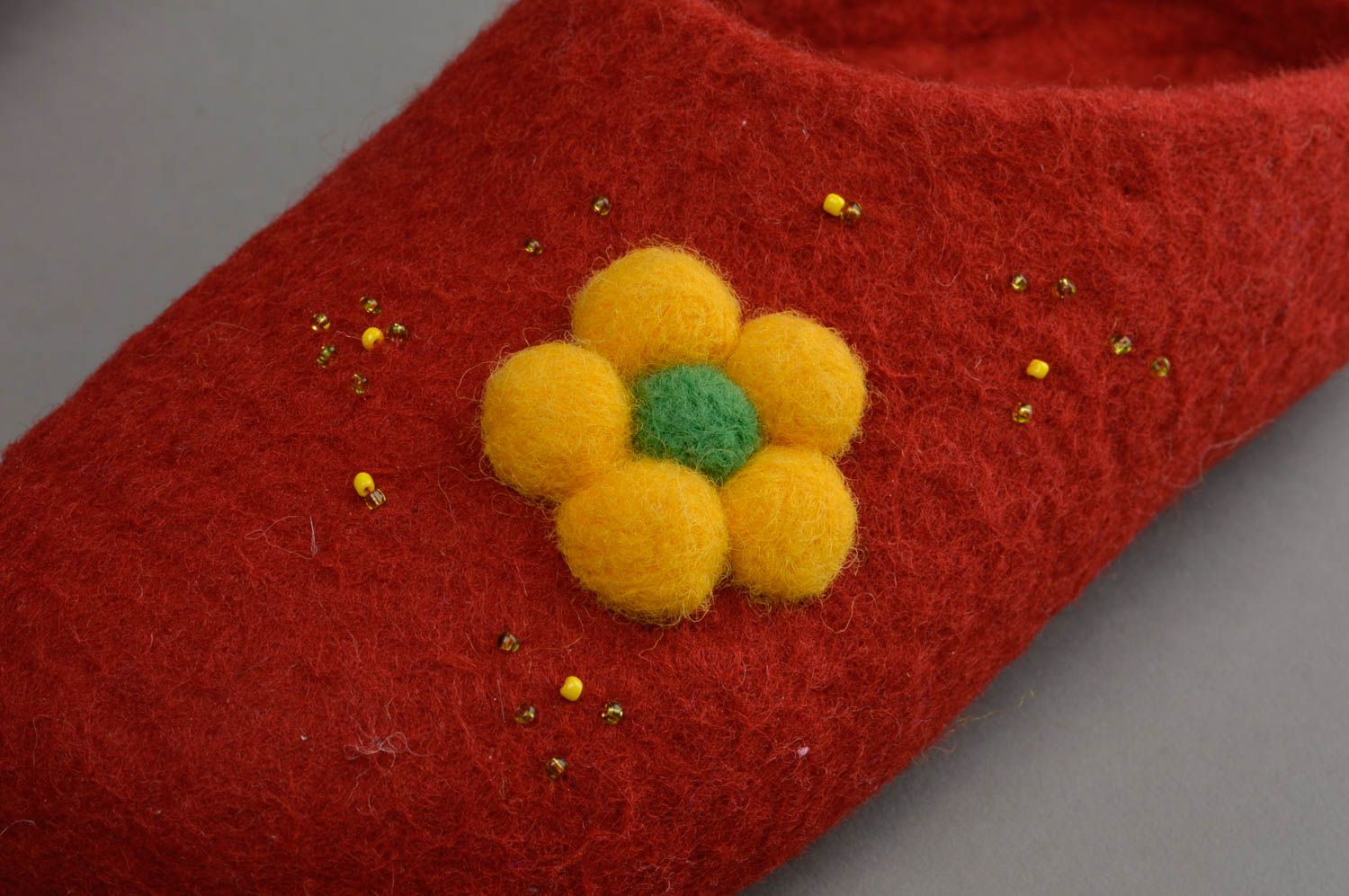 Pantoufles faites main rouge foncé pour femmes avec fleurs chaudes en laine photo 5