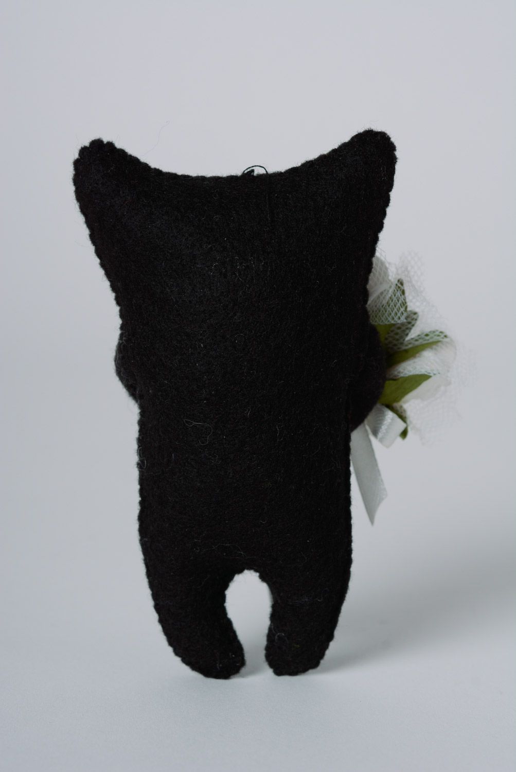 Petite peluche en feutre noire en forme de chat avec roses faite main  photo 3