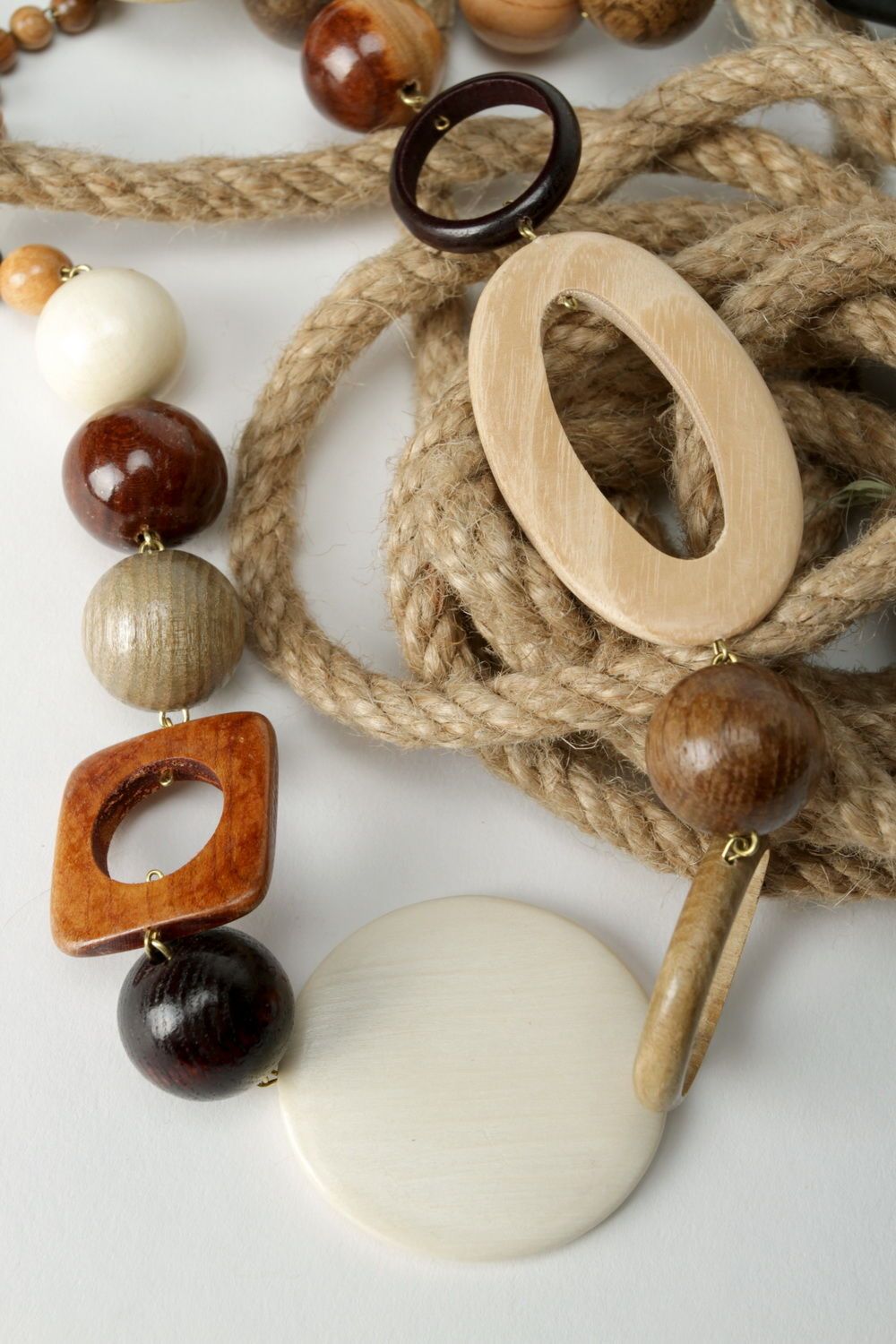 Collier fait main en perles de bois Monde géométrique  photo 1