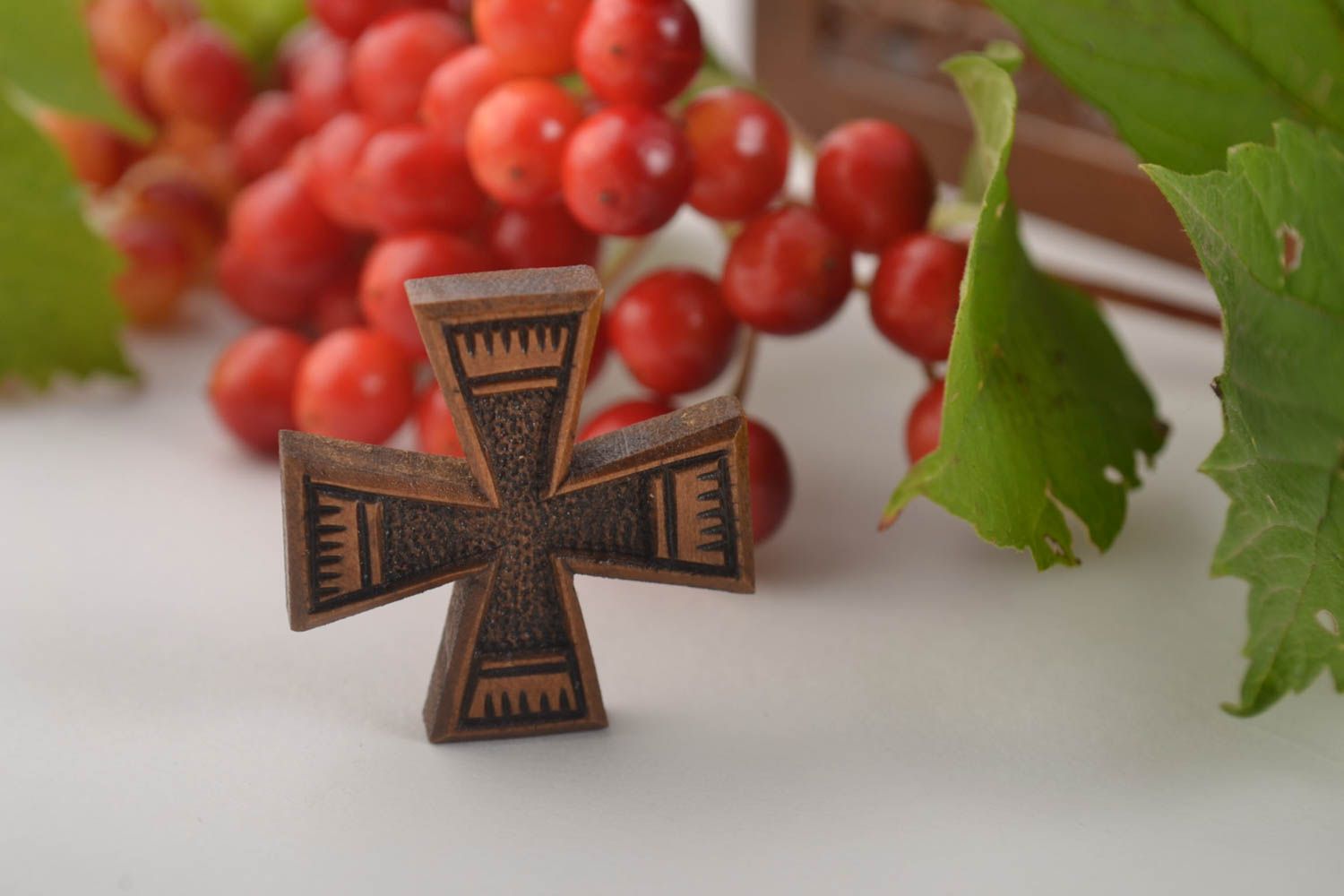 Handmade Kreuz aus Holz Damen Schmuck Holzkreuz Anhänger braun klein schön foto 1