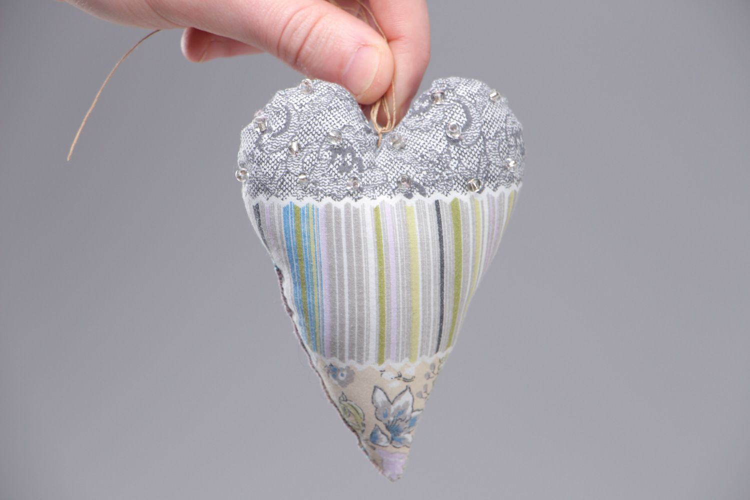 Handgemachter Deko Anhänger aus Stoff Herz mit Glasperlen für Wanddekoration foto 4