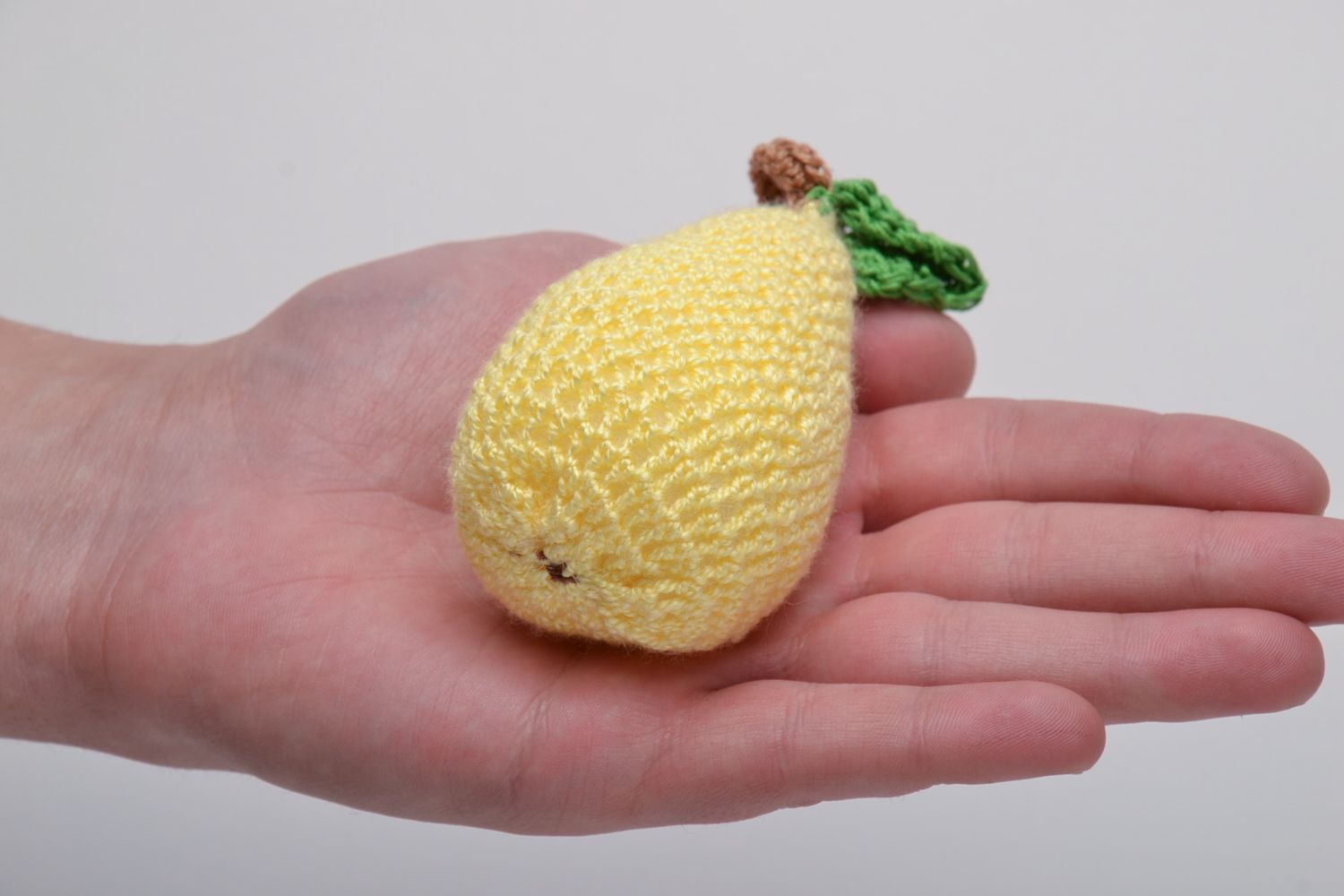 Jouet mou au crochet Poire jaune tricoté en tissus naturels fait à la main photo 5