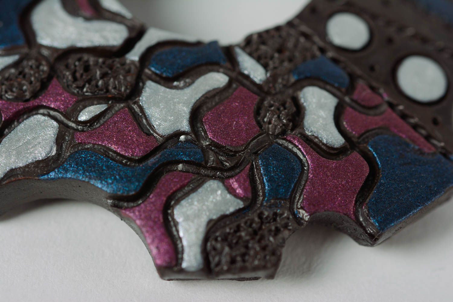 Глиняная подвеска расписанная цветной эмалью на шнурке ручной работы красивая  фото 4