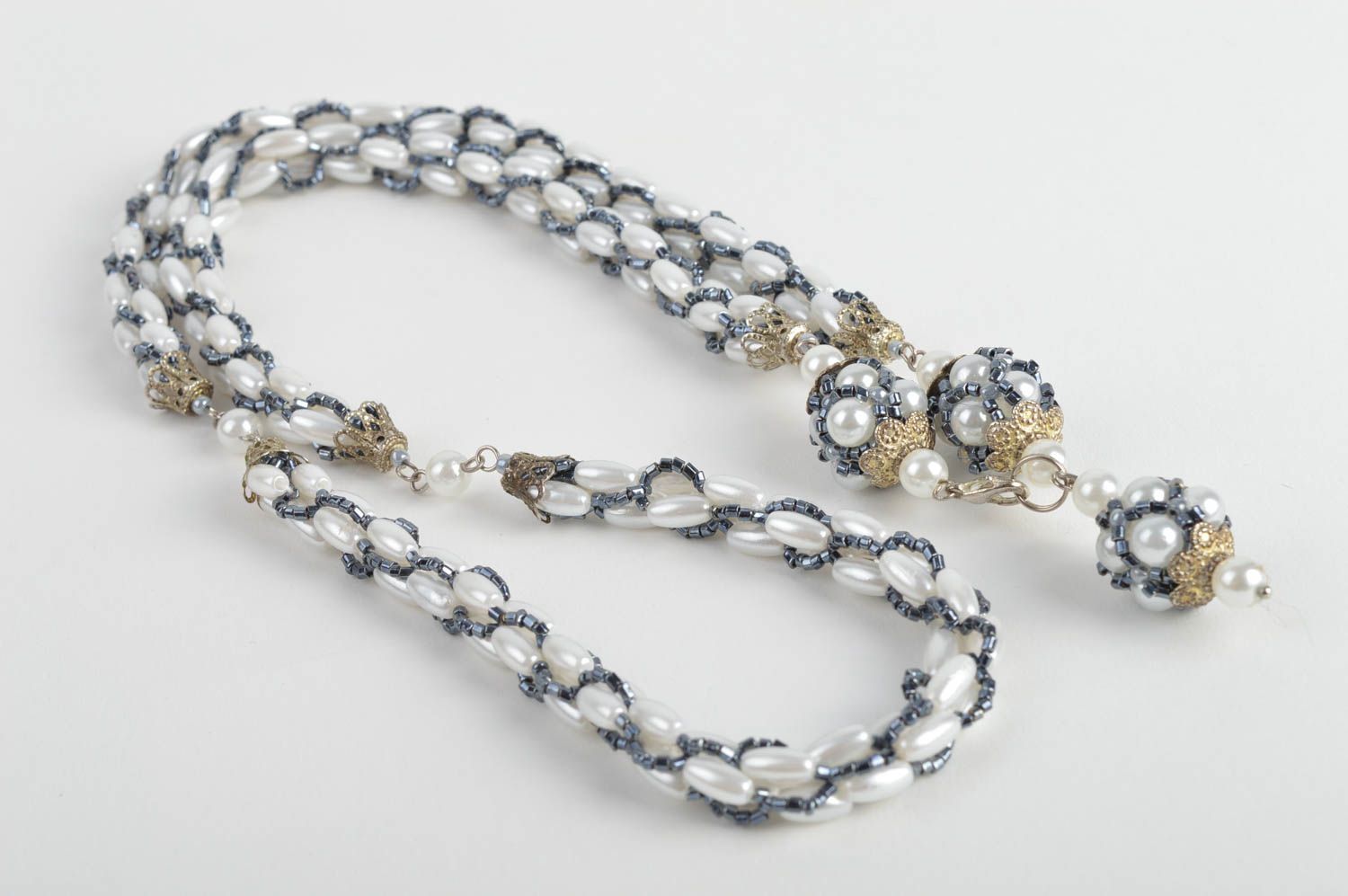 Ожерелье из бисера и пластиковых бусин светлое необычное длинное ручной работы фото 4