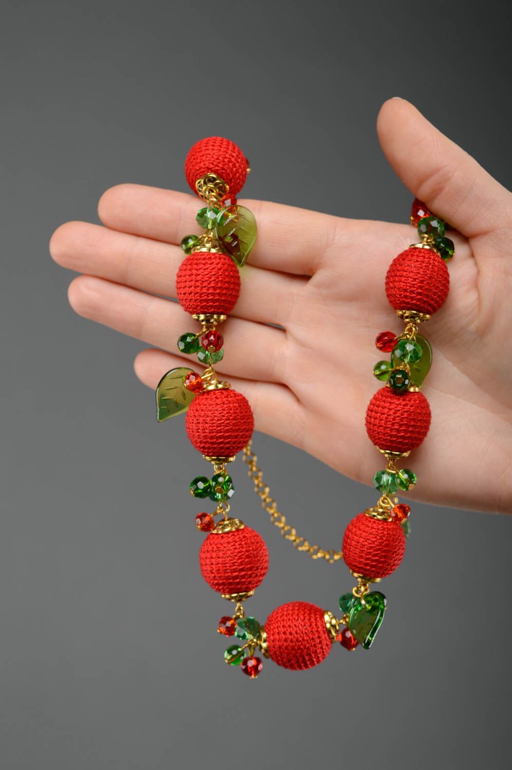 Joli collier en perles tricotées de fils de lin fait main de couleur rouge photo 3
