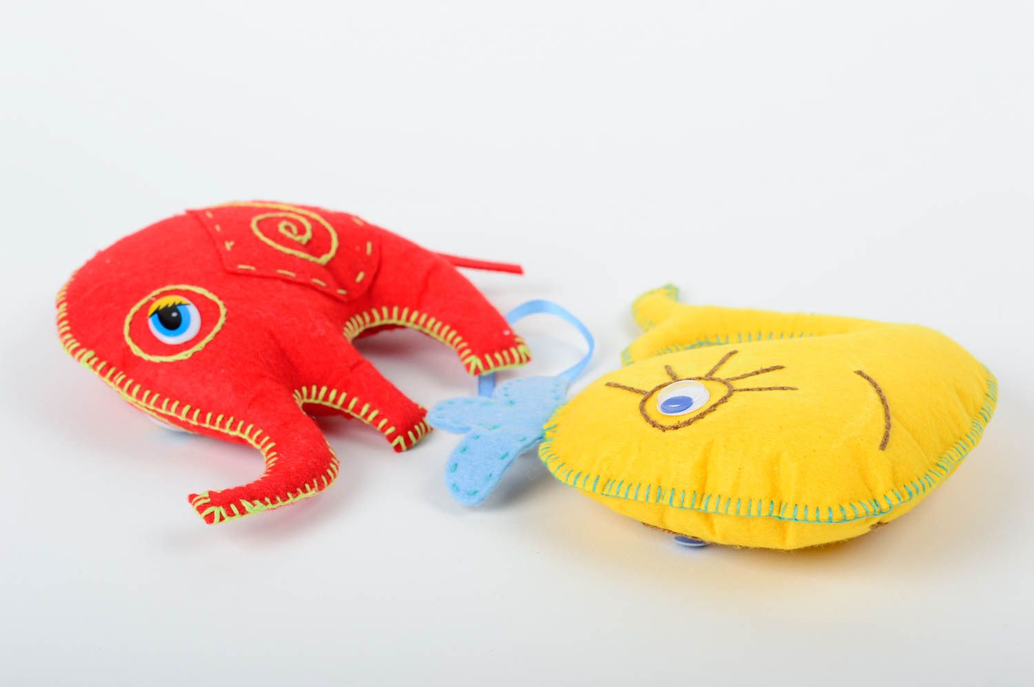 Комплект мягких игрушек из фетра в виде слоника и кита ручной работы яркие фото 1