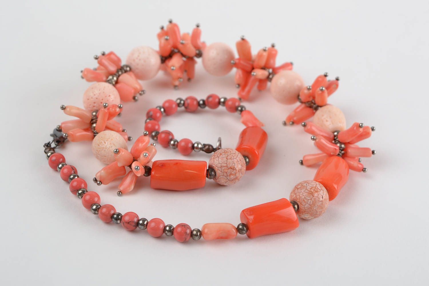 Ожерелье из бисера и натуральных камней розовое тонкое авторское ручной работы фото 4