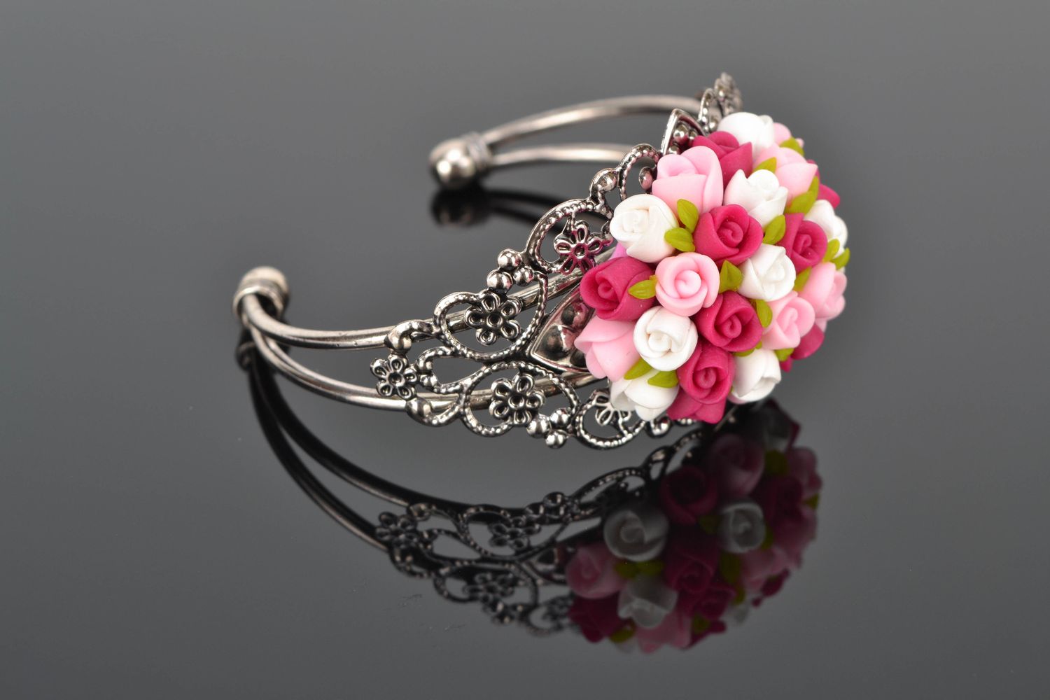 Metal bracelet with plastic flowers photo 1