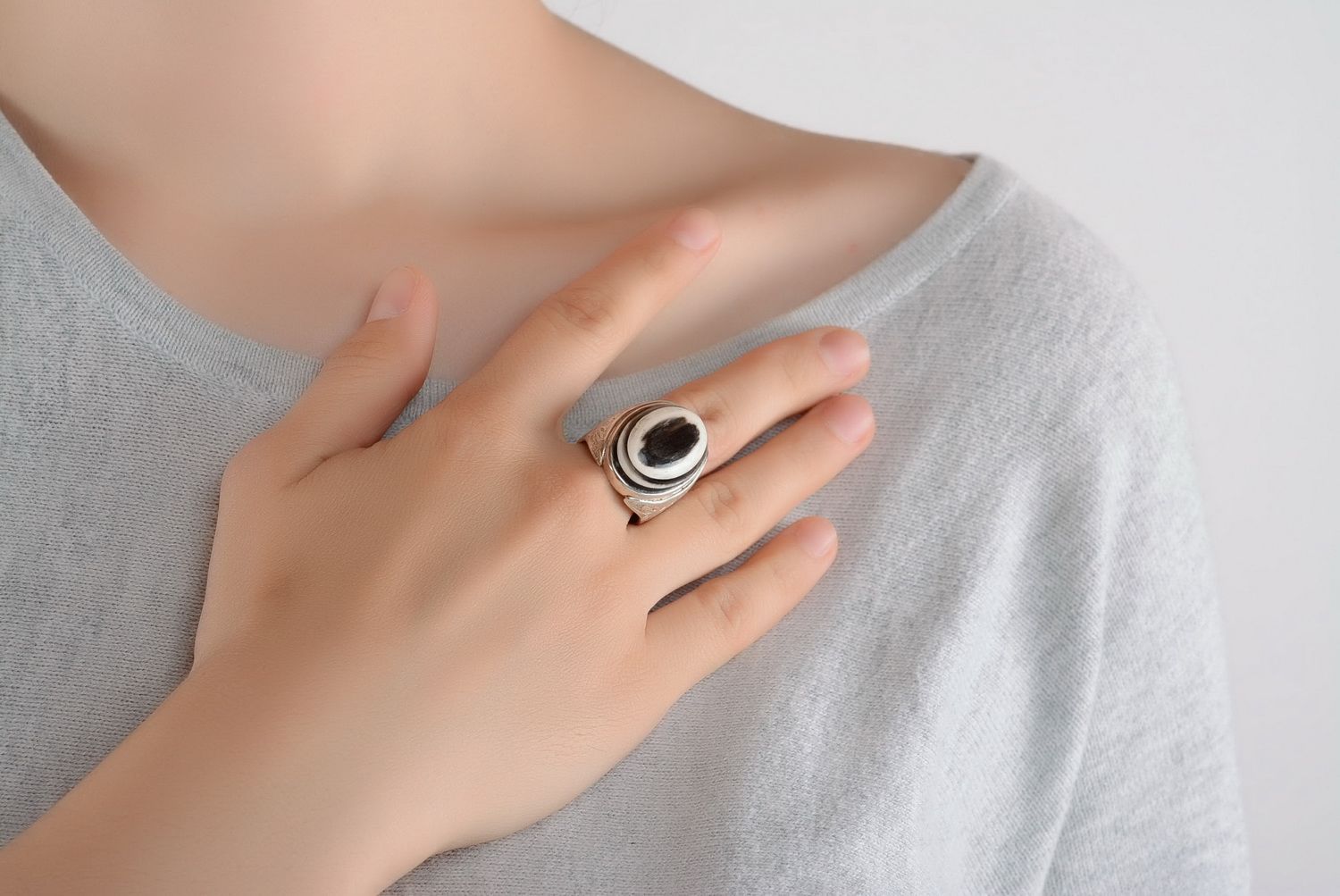 Женское кольцо с натуральным рогом фото 1