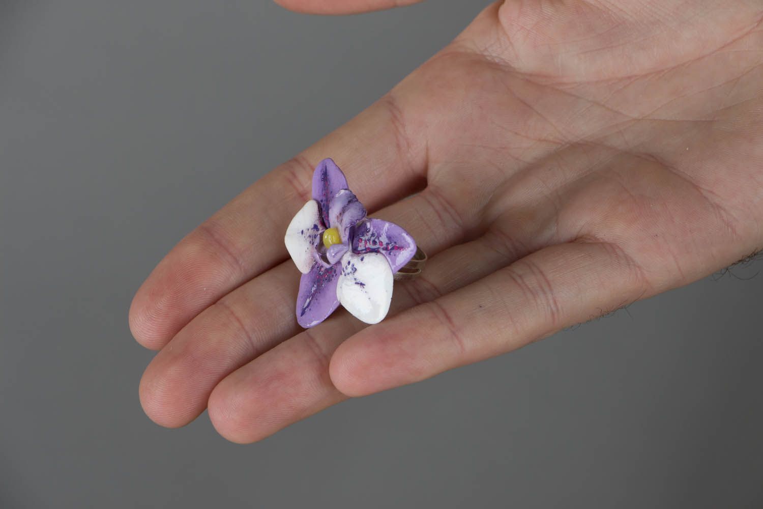 Anillo original con una flor de arcilla polimérica foto 5