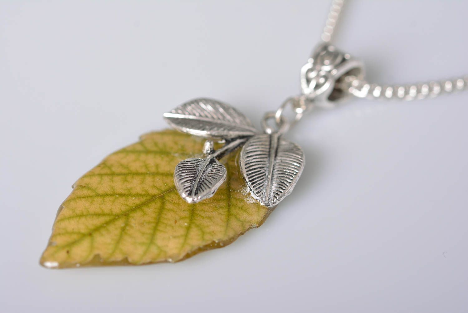 Handmade botanic pendant with flowers epoxy resin jewelry epoxy resin pendant photo 4