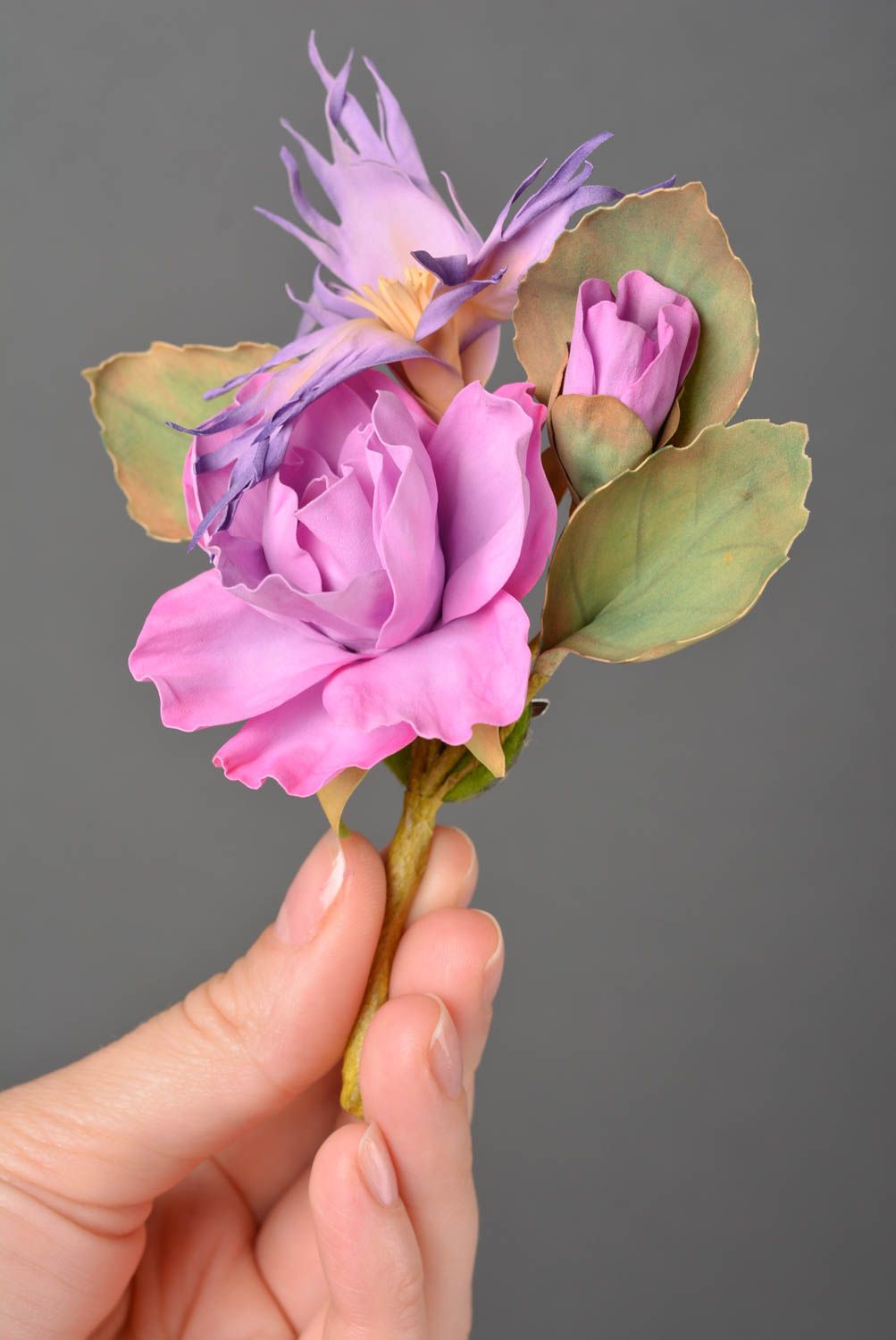 Wunderschöne frauliche handgemachte Brosche mit Blumen aus Foamiran in Rosa foto 4