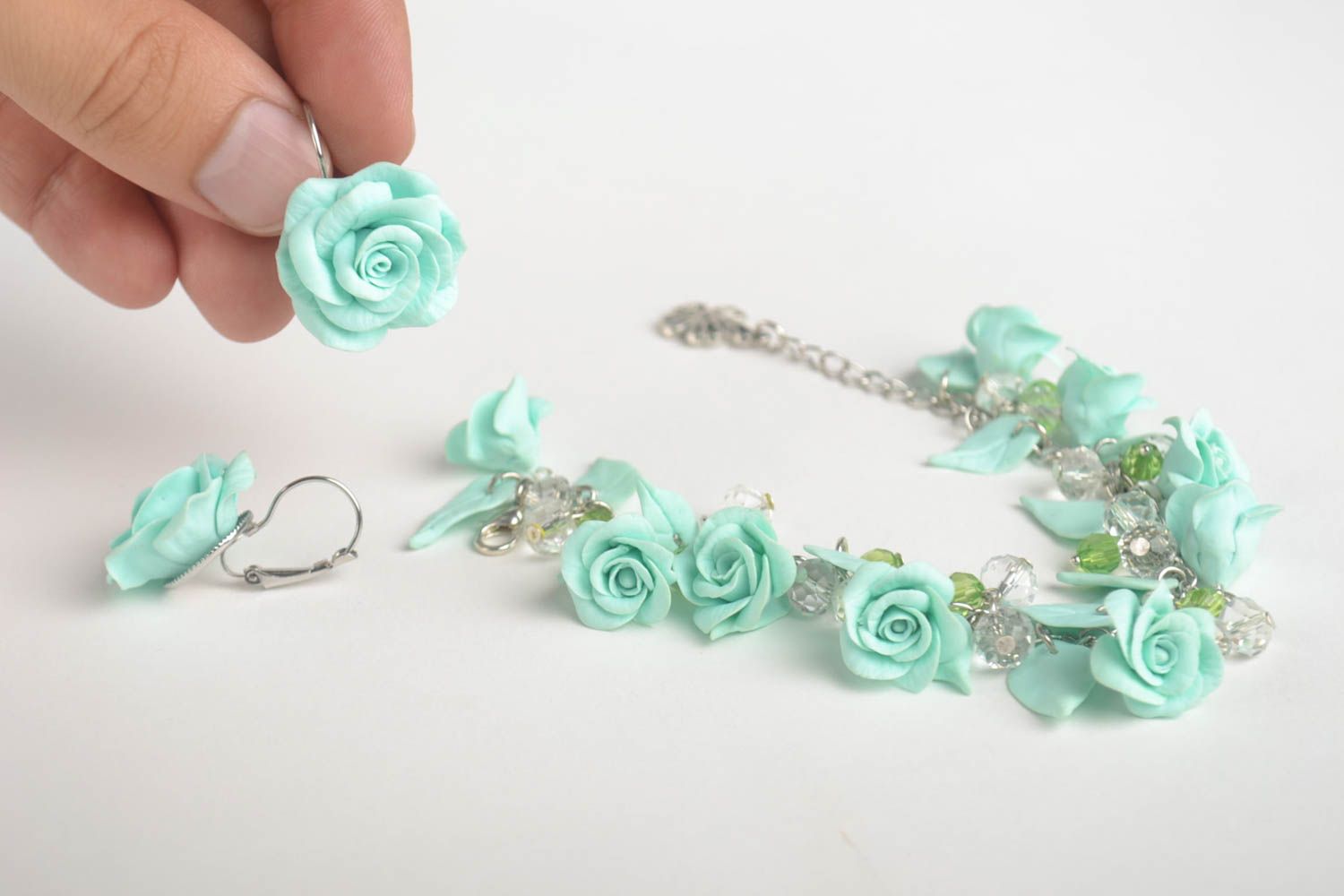 Conjunto de bisutería artesanal de pulsera y pendientes con flores azules foto 5