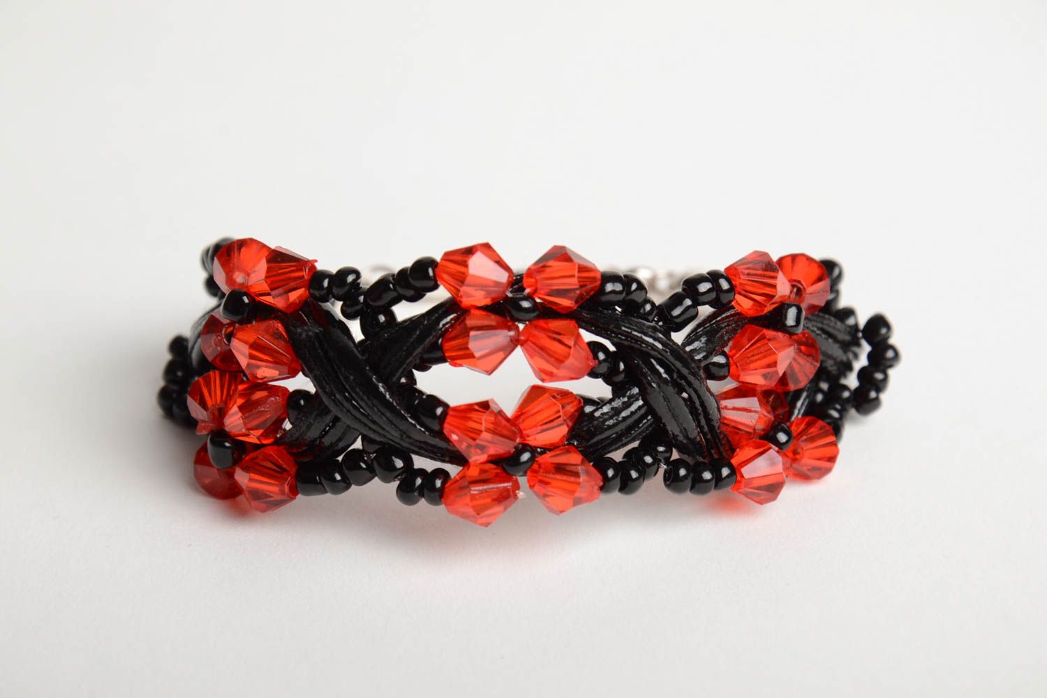 Бисерный браслет с бусинами плетеный женский широкий на цепочке красный с черным фото 3