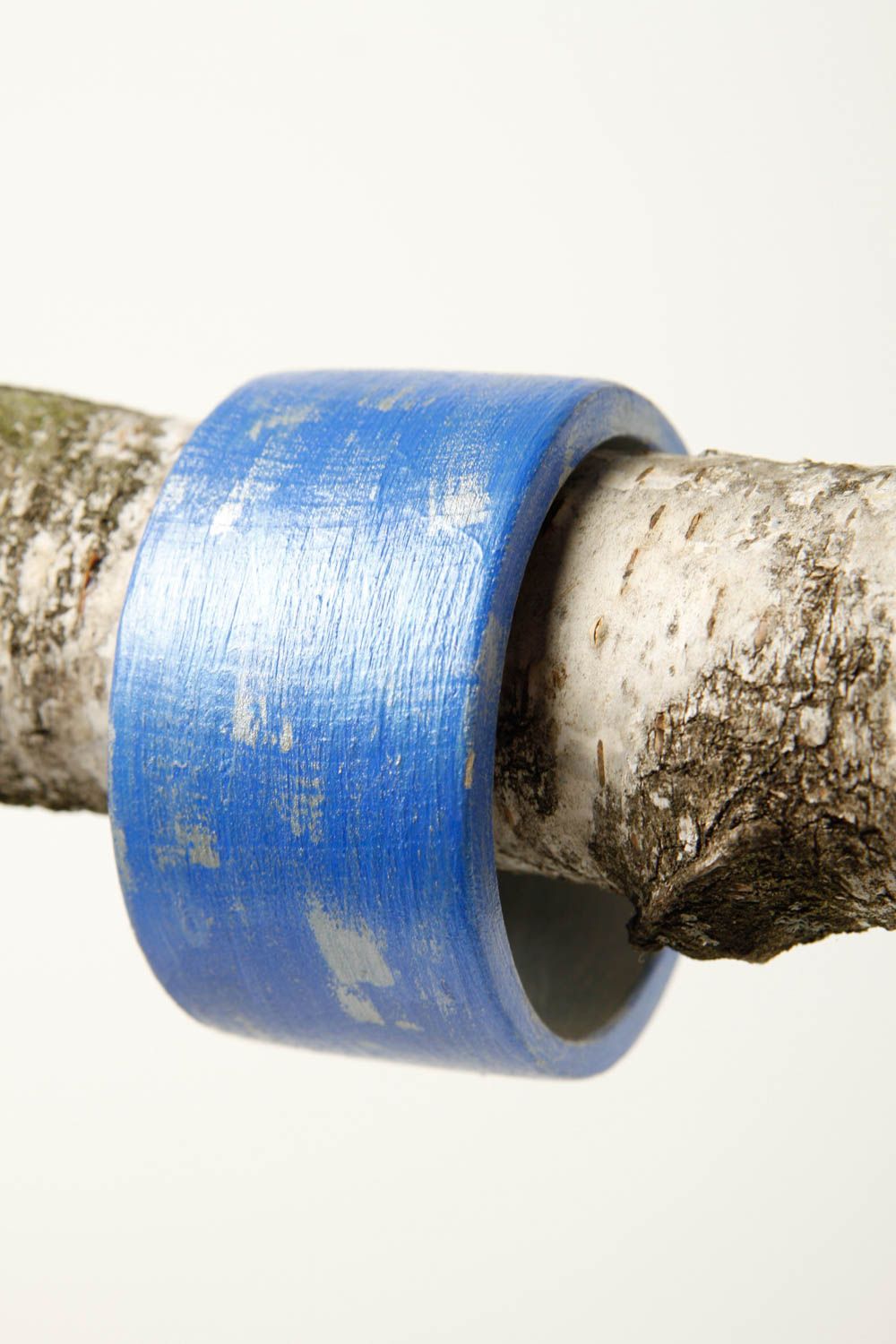 Браслет на руку голубой ручной работы украшение из дерева женский браслет фото 6