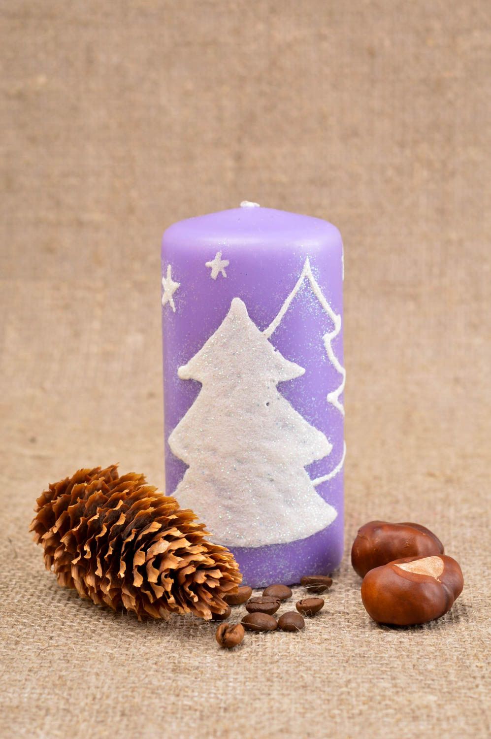 Новогодняя резная свеча ручной работы сиреневая парафиновая свеча с ароматом цветная свеча фото 1