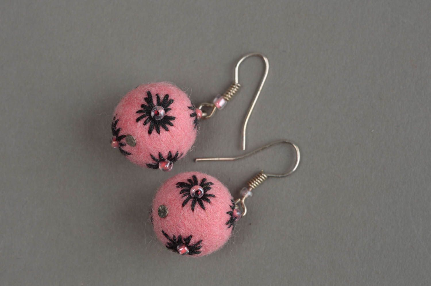 Boucles d'oreilles roses en laine feutrée boules originales faites main photo 3