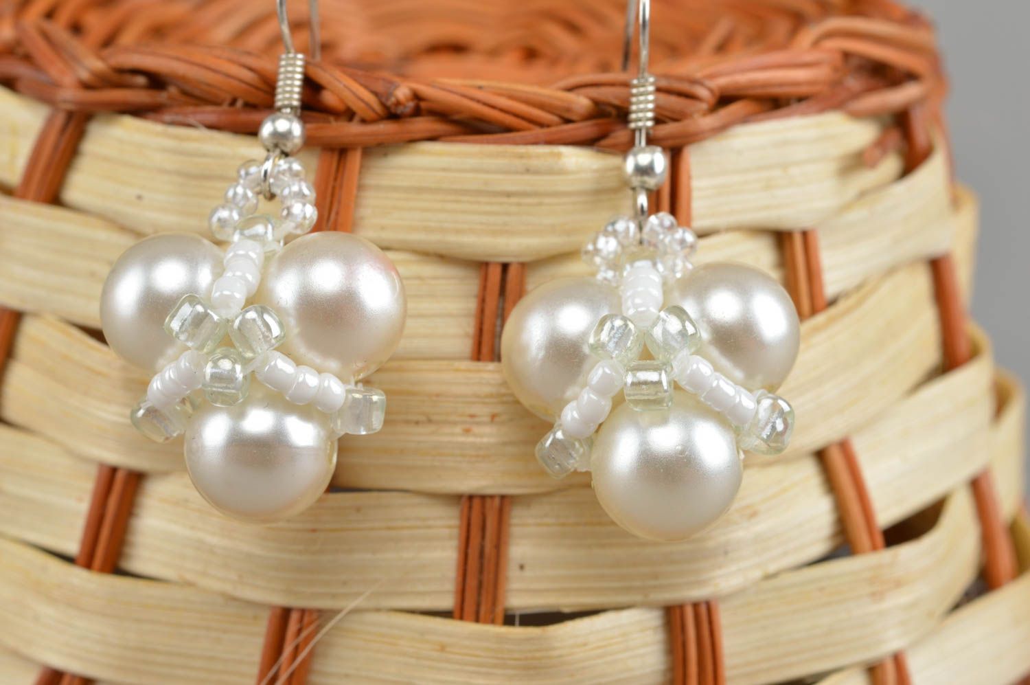 Boucles d'oreilles en fausses perles blanches faites main pendantes originales photo 1