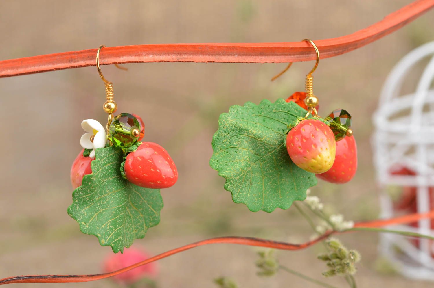 Серьги с подвесками в виде ягод из полимерной глины летние ручной работы фото 1
