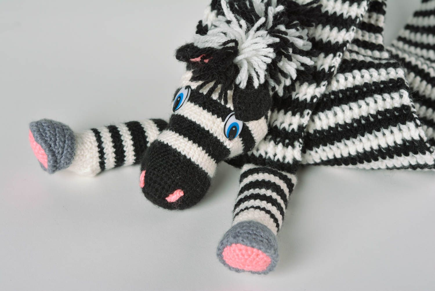 Écharpe tricotée crochet Vêtement enfant fait main rayée zèbre Cadeau original photo 3