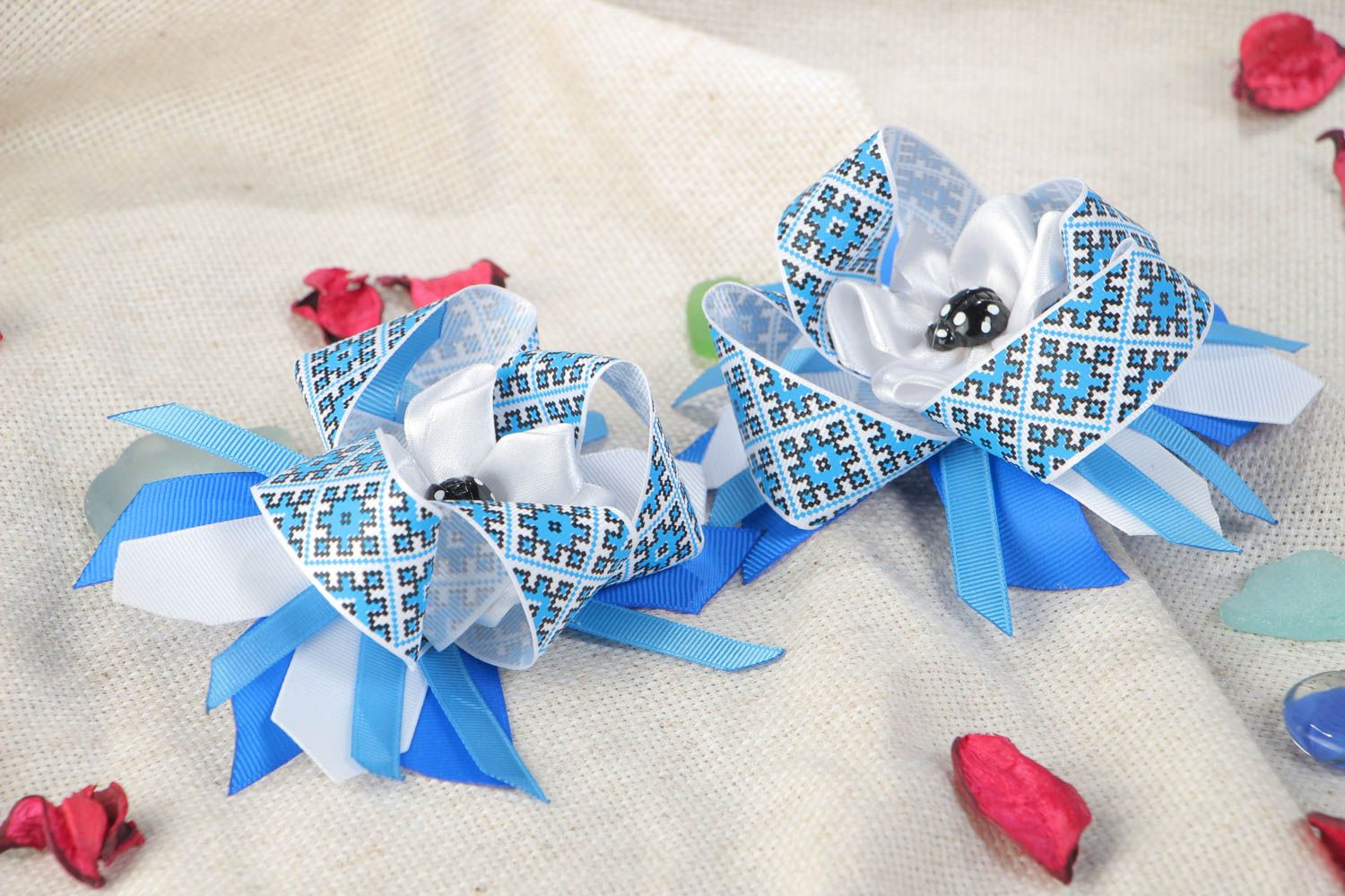 Blau weißes Haargummi Set mit Schleifen aus Atlasbändern 2 Stück Handarbeit foto 1