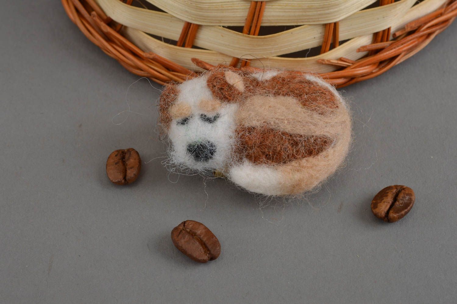 Petite broche chien beige en laine naturelle feutrée faite main originale photo 1