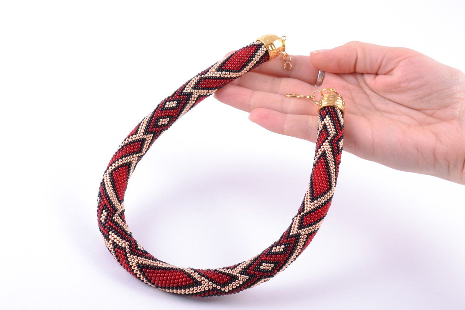 Collar de abalorios checos rojo hecho a mano con ornamento geométrico foto 2