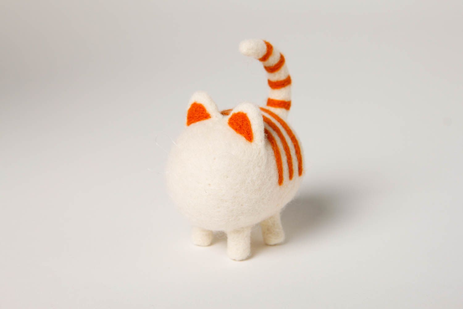 Peluche chat blanc rayé Jouet fait main petit en laine feutrée Cadeau enfant photo 3