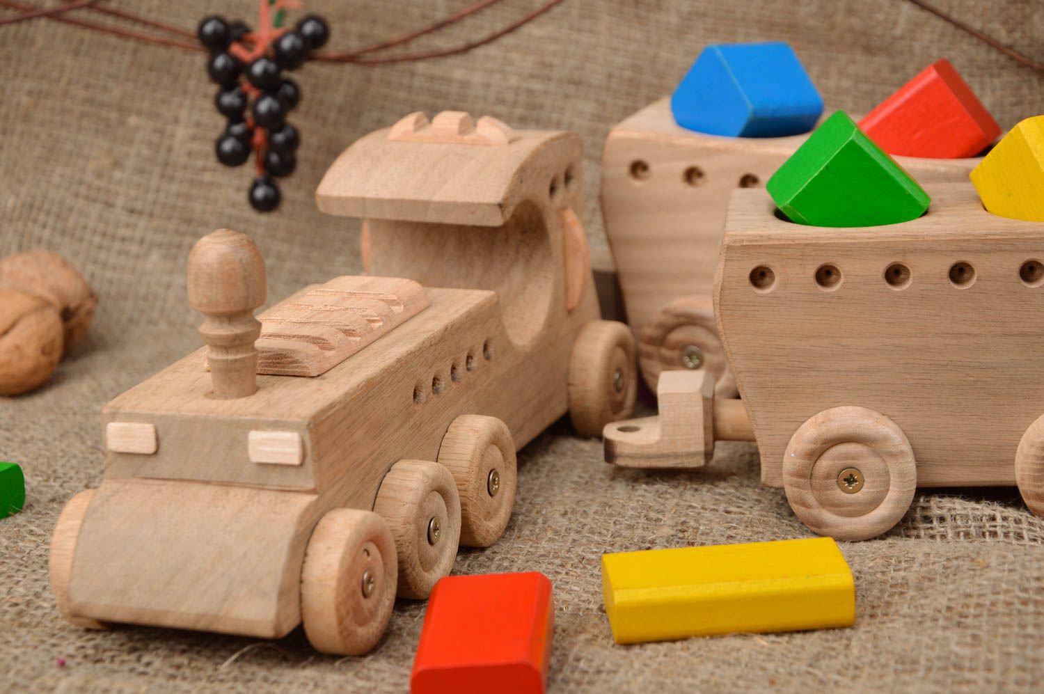 Деревянный поезд игрушечный ручной работы экологически чистый для мальчиков фото 1