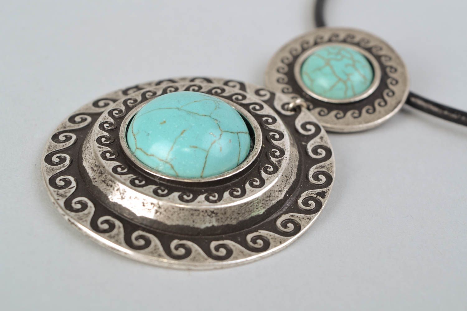 Collier en métal fait main original avec pierres de turquoise naturelle photo 3