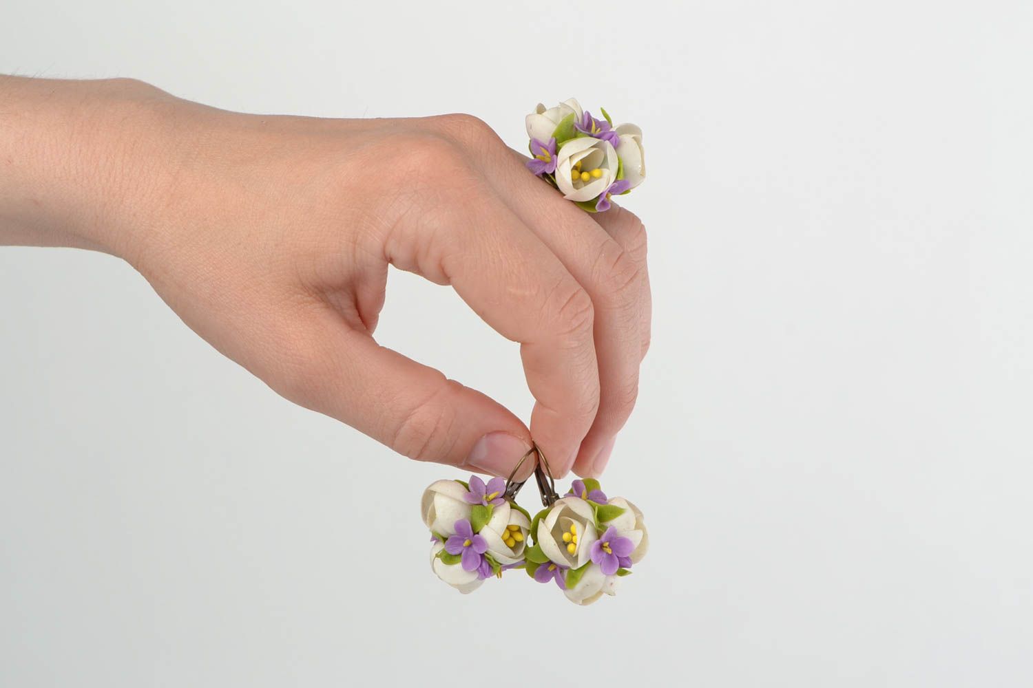 Conjunto de bisutería de porcelana fría con flores blancas pendientes y anillo  foto 1