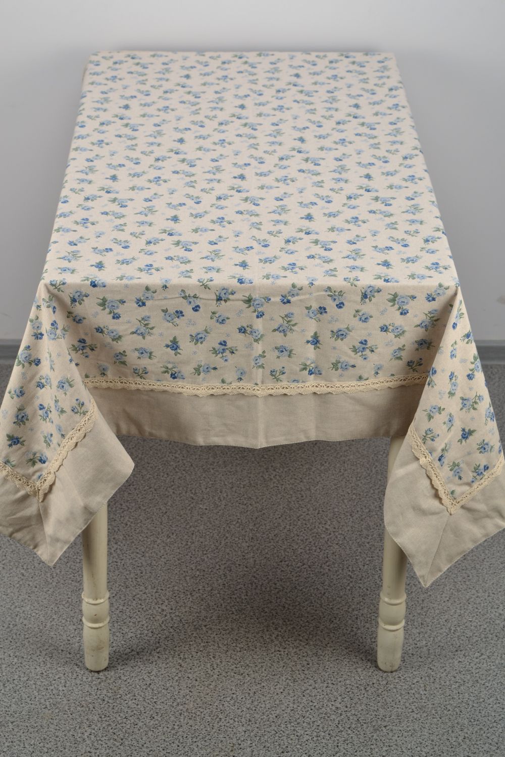Скатерть на прямоугольный стол из хлопка и полиамида с кружевом и цветочным принтом фото 1