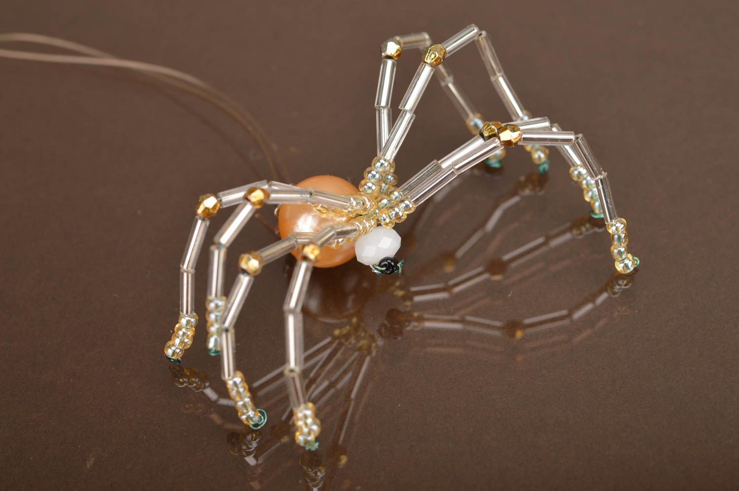 Deko Anhänger aus Glasperlen Spinne klein in Gold handgemacht künstlerisch schön foto 2