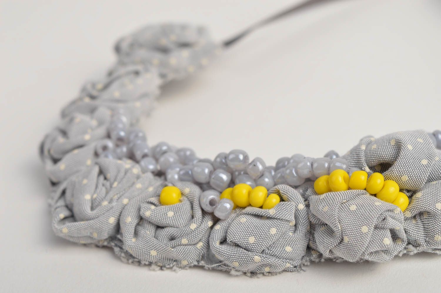 Collier textile gris Bijou fait main perles fantaisie jaunes Accessoire femme photo 4