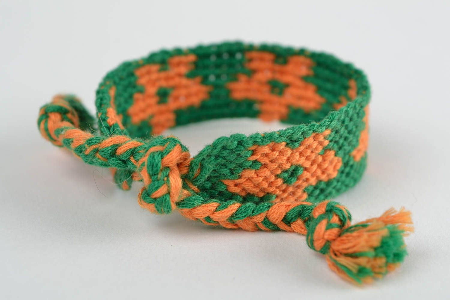 Bracelet vert tressé en fils moulinés en macramé avec fleurs orange fait main photo 4