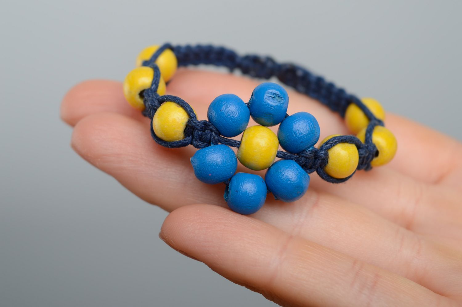 Bracelet en macramé avec perles en bois bleu et jaune fait main pour femme photo 3