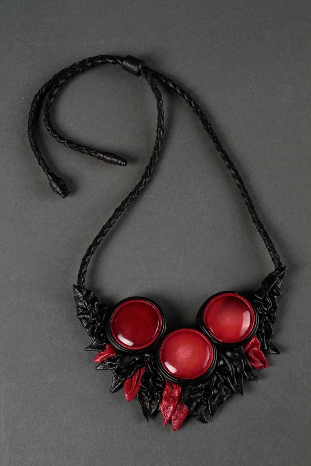 Collier cuir design Bijou fait main en corne rouge Accessoire pour femme photo 3