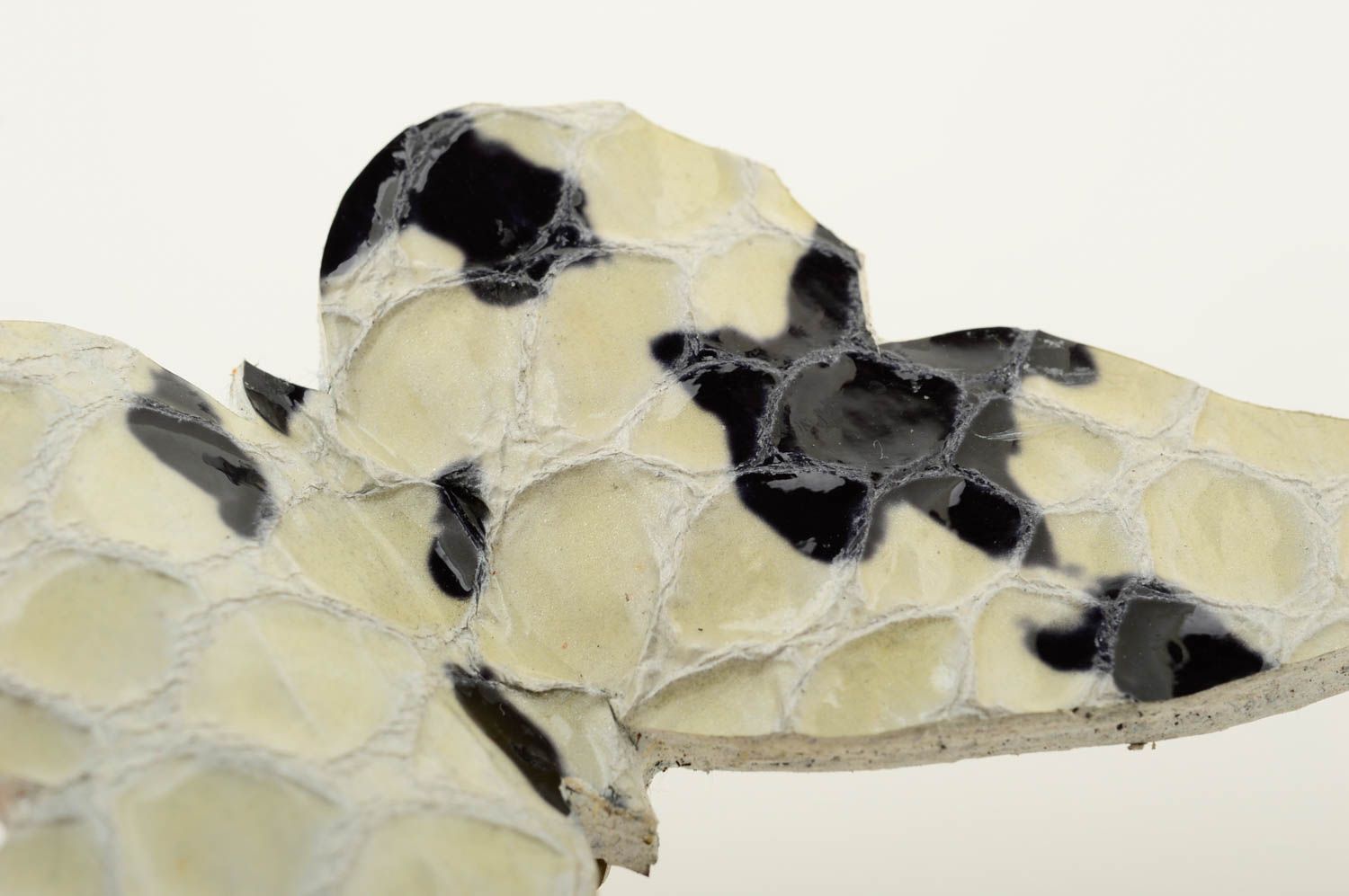 Broche cuir Bijou fait main papillon blanc design original Cadeau femme photo 4
