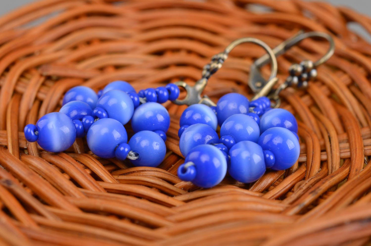 Boucles d'oreilles en pierres et perles de rocaille bleues faites main photo 4