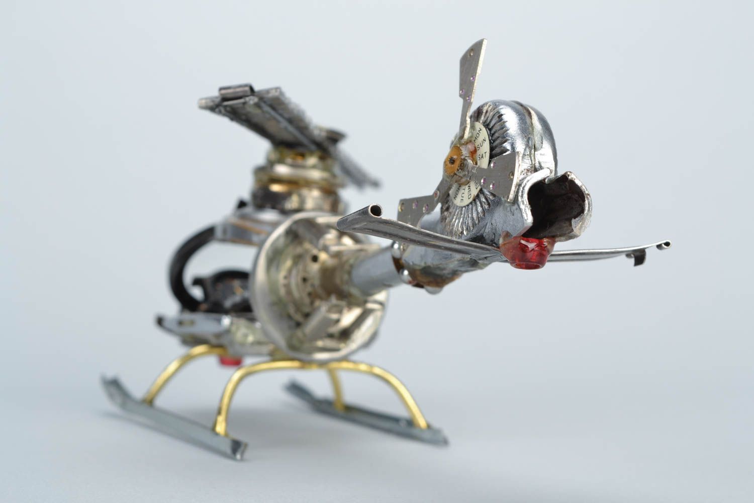 Figura artesanal con piezas de reloj en técnica de stempunk  Helicóptero foto 4