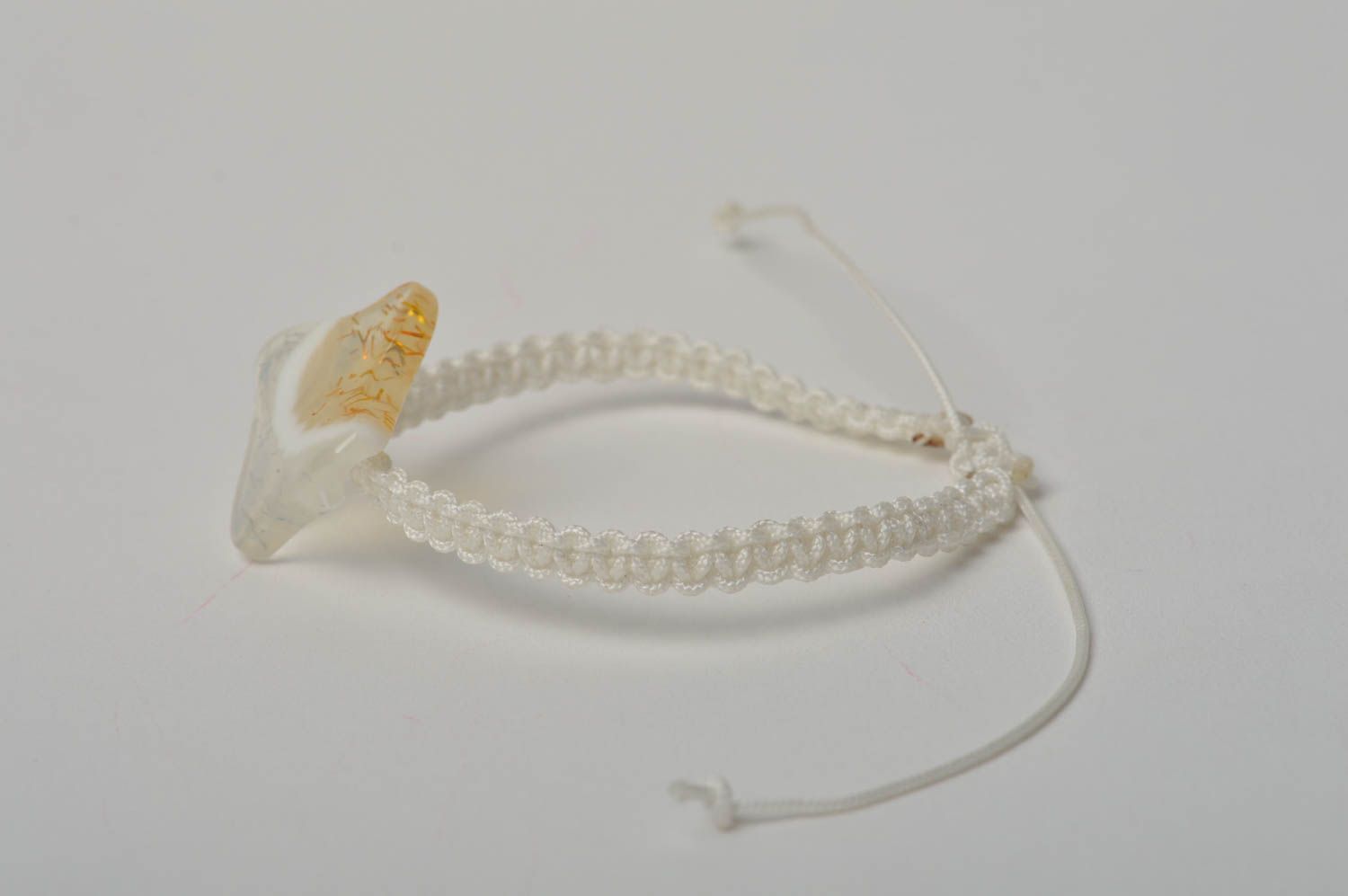 Браслет ручной работы браслет из шнурков плетеный браслет белый с бусиной фото 4
