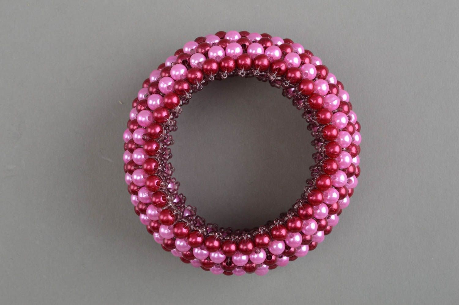 Bracelet en perles de rocaille fait main bijou original Anneaux grenat rose photo 2
